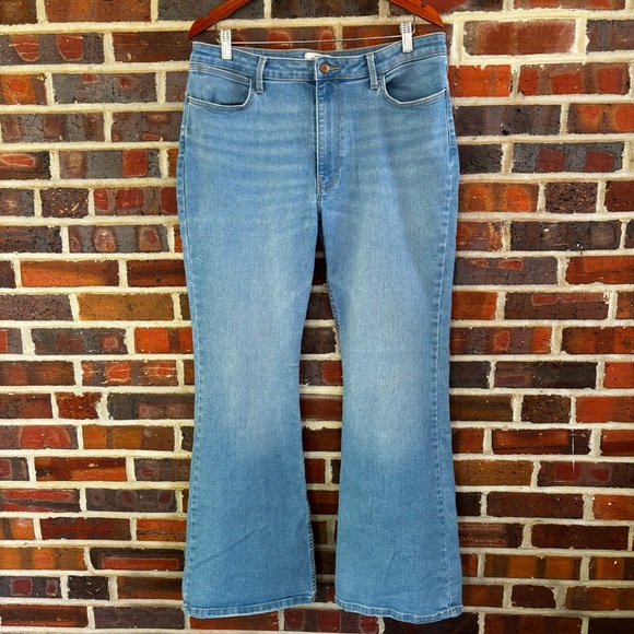 Wrangler High Rise Fierce Flare Light Wash Jeans Women’s‎ Size 16 - Picture 1 of 12